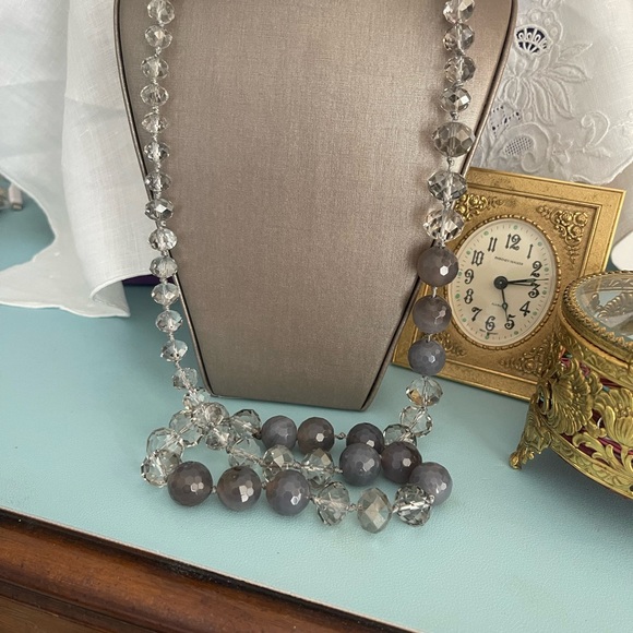 LONG STRAND CRYSTAL AND GLASS GREY TONE NECKLACE. - Picture 7 of 7